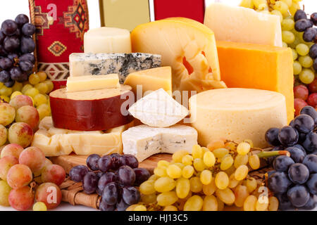 Divers types de fromages,vins et raisins photo gros plan sur planche de bois. Banque D'Images
