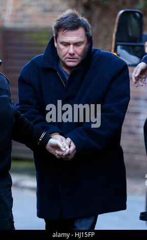 Robert Trigg arrive en détention à Lewes Crown Court en Angleterre pour le procès. Banque D'Images