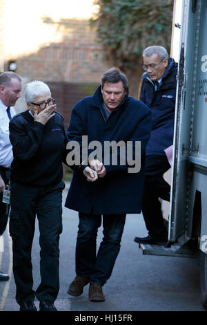 Robert Trigg arrive en détention à Lewes Crown Court en Angleterre pour le procès. Banque D'Images