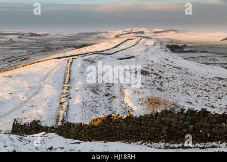 Mur d'Hadrien, sous une légère couche de neige : à l'ouest sur l'écart des TCA, vers les rochers Cawfield Banque D'Images