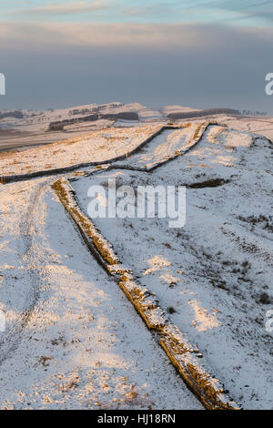 Mur d'Hadrien, sous une légère couche de neige : à l'ouest sur l'écart des TCA, vers les rochers Cawfield Banque D'Images