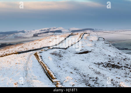 Le mur d'Hadrien sous une légère couverture de neige : vue vers l'ouest au-dessus de CAW Gap, vers Cawfield Crags, Thorny Doors et Cawfield Quarry Banque D'Images