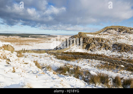 Ici à l'écart, le Rapishaw Pennine Way quitte le mur d'Hadrien, chemin et se dirige au nord - vu sous une légère couche de neige Banque D'Images