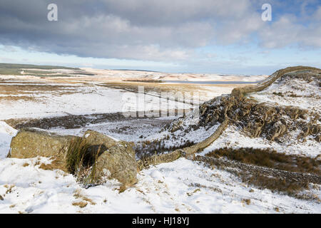 Ici à l'écart, le Rapishaw Pennine Way quitte le mur d'Hadrien, chemin et se dirige au nord - vu sous une légère couche de neige Banque D'Images