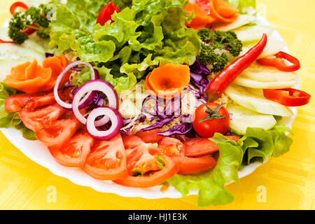 Salade Mixte connu comme le 'jardin' sur la grande assiette Banque D'Images