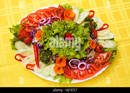 Salade Mixte connu comme le 'jardin' sur la grande assiette Banque D'Images