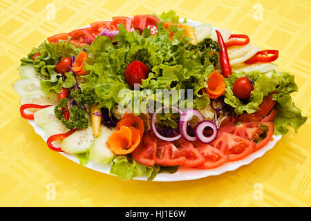 Salade Mixte connu comme le 'jardin' sur la grande assiette Banque D'Images