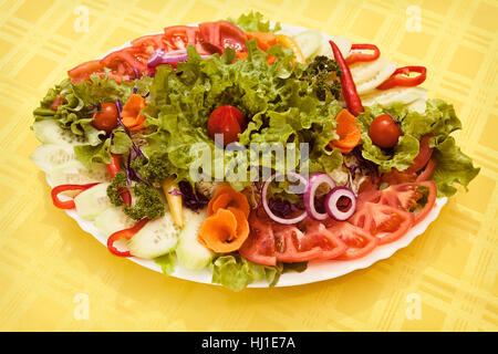 Salade Mixte connu comme le 'jardin' sur la grande assiette Banque D'Images