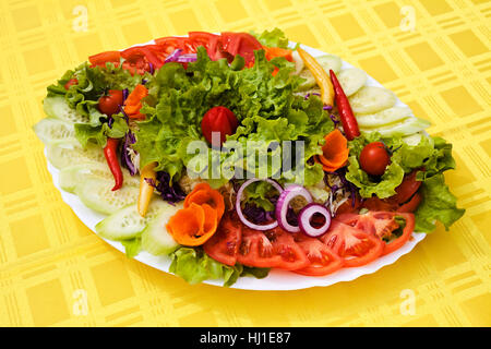 Salade Mixte connu comme le 'jardin' sur la grande assiette Banque D'Images