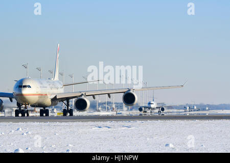 Etihad, UNE 340, avion, a/c, avion, avion, aile, la voie de circulation, piste, roll out, neige, déploiement, décoller, Banque D'Images