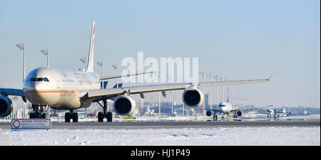 Etihad, UNE 340, avion, a/c, avion, avion, aile, la voie de circulation, piste, roll out, neige, déploiement, décoller, Banque D'Images