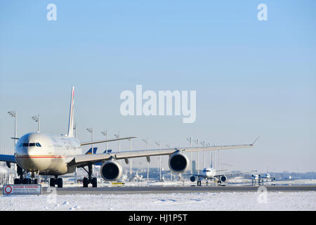 Etihad, UNE 340, avion, a/c, avion, avion, aile, la voie de circulation, piste, roll out, neige, déploiement, décoller, Banque D'Images