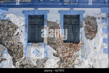 Vieille maison avec windows, l'effondrement du mur. Banque D'Images