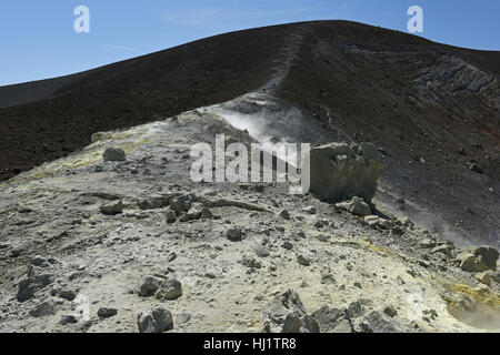 Gaz sulfurés le long de la Gran Cratere de Vulcano, une des îles éoliennes Banque D'Images