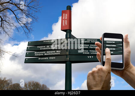 Les personnes qui utilisent des applications de réalité augmentée pour traduire différentes langues. Banque D'Images