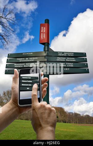 Les personnes qui utilisent des applications de réalité augmentée pour traduire différentes langues. Banque D'Images