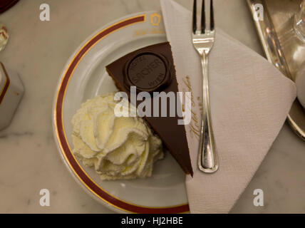 Vienne, Autriche - 2 janvier 2016 : l'original la Sacher Torte servi avec de la crème fouettée à l'hôtel : Hôtel à Vienne Banque D'Images