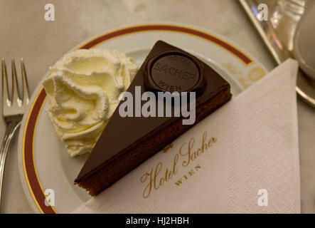 Vienne, Autriche - 2 janvier 2016 : l'original la Sacher Torte servi avec de la crème fouettée à l'hôtel : Hôtel à Vienne Banque D'Images