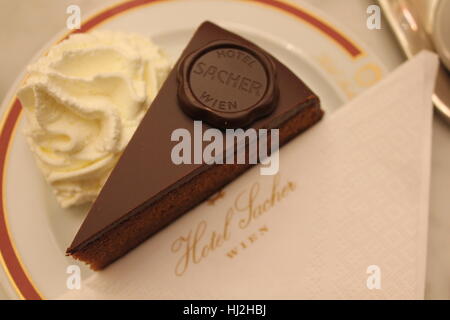 Vienne, Autriche - 2 janvier 2016 : l'original la Sacher Torte servi avec de la crème fouettée à l'hôtel : Hôtel à Vienne Banque D'Images