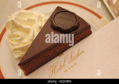 Vienne, Autriche - 2 janvier 2016 : l'original la Sacher Torte servi avec de la crème fouettée à l'hôtel : Hôtel à Vienne Banque D'Images