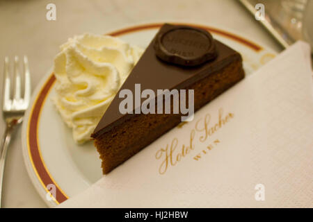 Vienne, Autriche - 2 janvier 2016 : l'original la Sacher Torte servi avec de la crème fouettée à l'hôtel : Hôtel à Vienne Banque D'Images