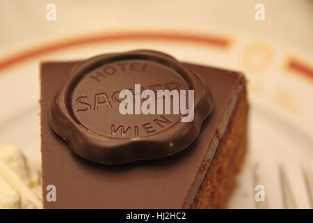 Vienne, Autriche - 2 janvier 2016 : l'original la Sacher Torte servi avec de la crème fouettée à l'hôtel : Hôtel à Vienne Banque D'Images