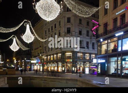 Vienne, Autriche - 3 janvier 2016 : vue de la nuit de la rue Graben à Vienne pendant les fêtes de Noël, d'une exposition longue shot Banque D'Images