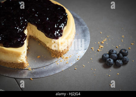 Morceau de gâteau au fromage délicieux bleuet fraîcheur sur plaque au four doux dessert boulangerie,selective focus. Banque D'Images