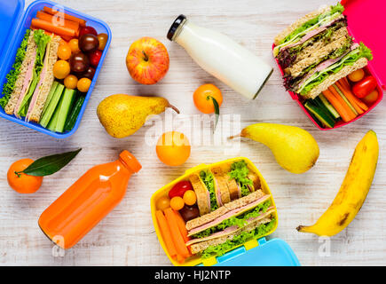 Boîtes à lunch avec fruits frais, légumes et des boissons en vue de dessus Banque D'Images