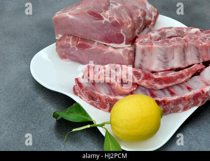 Plateau avec longe de porc, des côtes et un lemon Banque D'Images