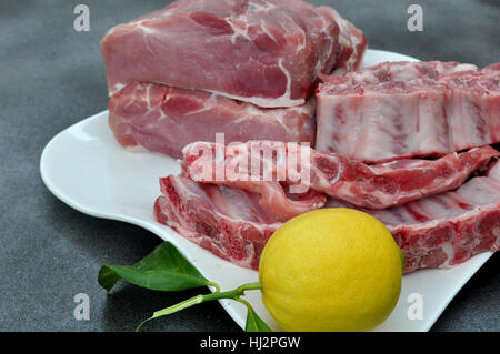 Plateau avec longe de porc, des côtes et un lemon Banque D'Images