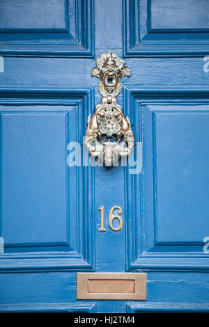 Une porte bleue et laiton ouvragé heurtoir sur 16, le Collège de la ville de Durham en Angleterre du Nord-Est, Royaume-Uni Banque D'Images