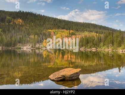 Automne couleur reflet à Bear Lake, dans le Parc National des Montagnes Rocheuses, près de Estes Park, Colorado. Banque D'Images