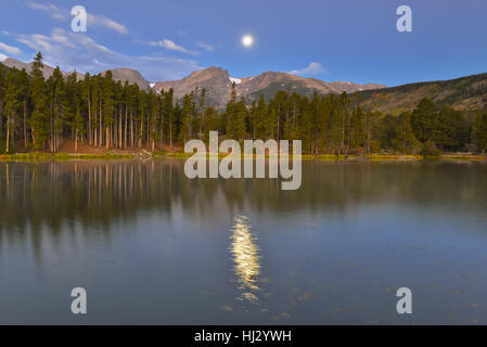 Harvest Moon sur Hallett Peak, reflétant dans Sprague Lake, dans le Parc National des Montagnes Rocheuses, près de Estes Park, Colorado. Banque D'Images