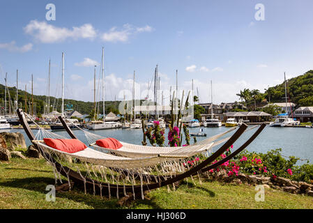 Des hamacs, des restaurant de la rampe, English Harbour, Antigua Banque D'Images