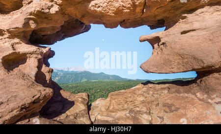 Vue de la lune et 4610 à travers les notions voisines (un nommé rock formation) dans le Jardin des Dieux, Colorado Springs, Colorado. Banque D'Images