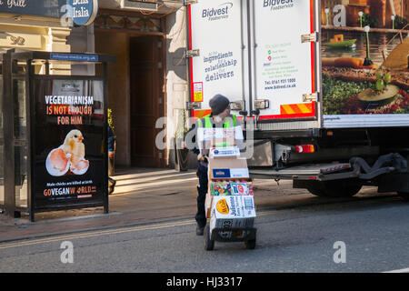 Végétarisme, végétalien, végétarien, végétalien, alimentation végétalien;mouvement Go Vega, Billboard Vegetarisme Bannerstand Publicité et stationnement Bidvest Foodservice Catering véhicule livrant des aliments au quartier des restaurants de Deansgate, Manchester, Royaume-Uni Banque D'Images