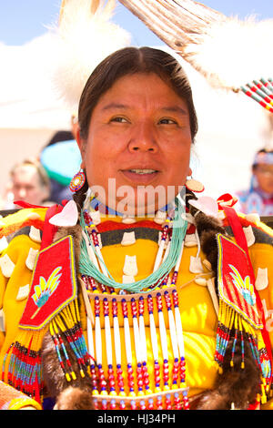 Femme en regalia, Pi-Ume-Sha traité, la réserve indienne de Warm Springs, Oregon Banque D'Images