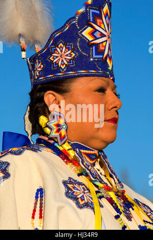 Femme en regalia, Pi-Ume-Sha traité, la réserve indienne de Warm Springs, Oregon Banque D'Images