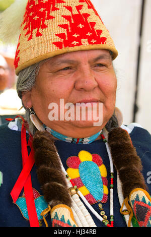 Femme en regalia, Pi-Ume-Sha traité, la réserve indienne de Warm Springs, Oregon Banque D'Images