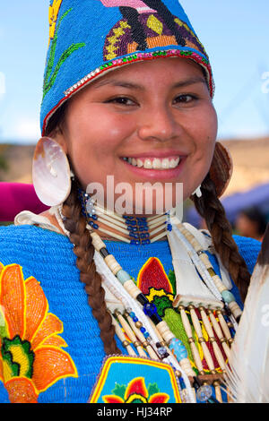 Femme en regalia, Pi-Ume-Sha traité, la réserve indienne de Warm Springs, Oregon Banque D'Images