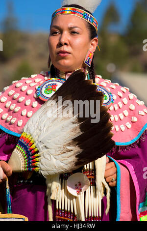 Femme en regalia, Pi-Ume-Sha traité, la réserve indienne de Warm Springs, Oregon Banque D'Images