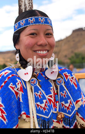 Femme en regalia, Pi-Ume-Sha traité, la réserve indienne de Warm Springs, Oregon Banque D'Images