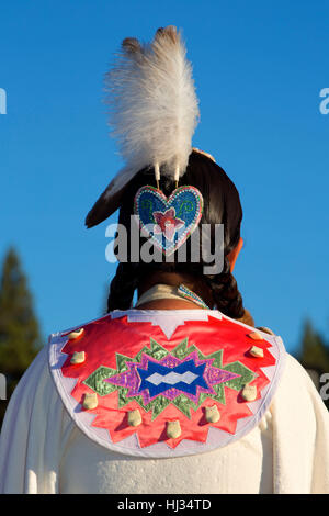 Femme en regalia, Pi-Ume-Sha traité, la réserve indienne de Warm Springs, Oregon Banque D'Images