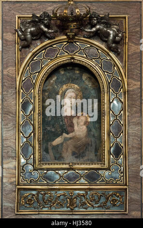 Rome. L'Italie. Icône de la Vierge et l'enfant sur l'autel, église de Santa Maria della Pace. Banque D'Images