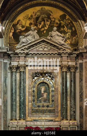 Rome. L'Italie. Église de Santa Maria della Pace, le maître-autel conçu par Carlo Maderno (1614) à l'image de l'icône vénérée de la Vierge et l'enfant. Banque D'Images