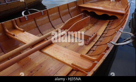 Bateau à rames en bois Banque D'Images