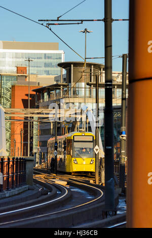 Système de métro léger de tramway Metrolink approchant la gare Deansgate à Manchester en Angleterre. Banque D'Images