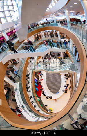 Une vue sur l'intérieur de la bibliothèque centrale de Liverpool dans William Brown Street, Liverpool après une rénovation importante. Banque D'Images