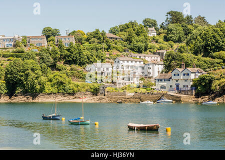 Bodinnick comme vu de Fowey, Cornwall au sud. Banque D'Images